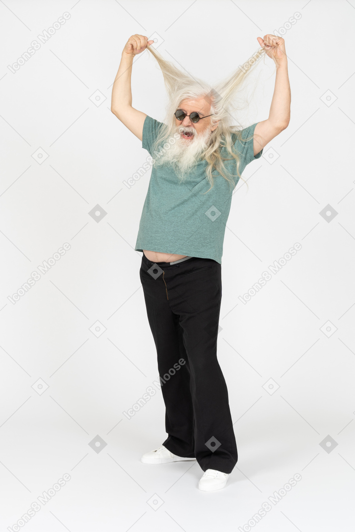 Vue de trois quarts du vieil homme debout et touchant les cheveux