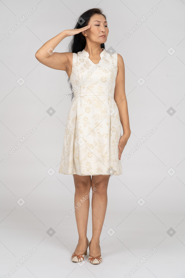 Mujer en un vestido blanco de pie