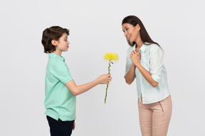 Mãe feliz encantada com seu filho