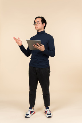 디지털 태블릿을 제시하는 젊은 아시아 남자