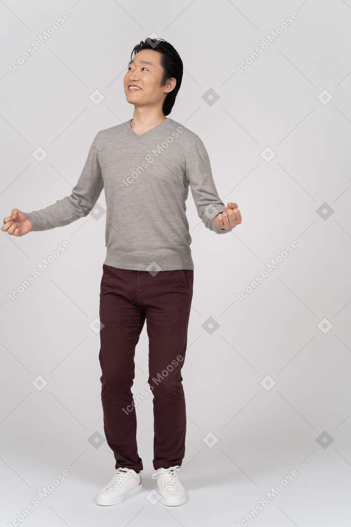 Mann in freizeitkleidung stehend