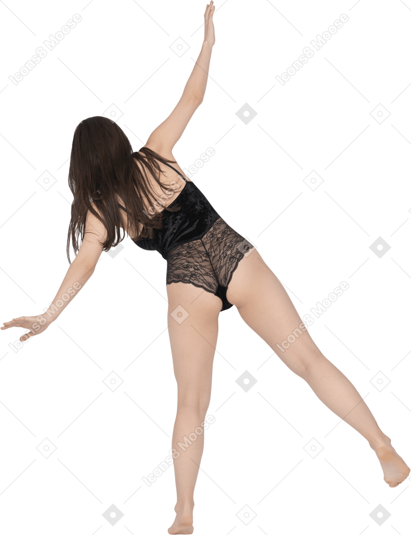 Irriconoscibile donna bruna facendo curve laterali con le braccia tese
