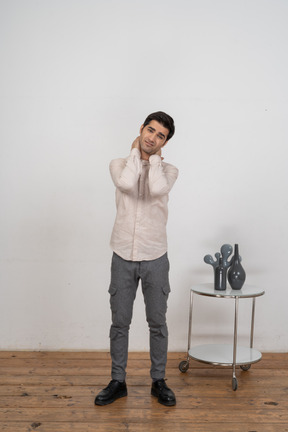 Homme confiant en chemise debout devant la caméra