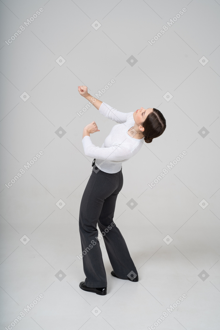 Vista laterale di una donna in abito che balla