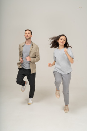 Jovem e mulher correndo em direção à câmera