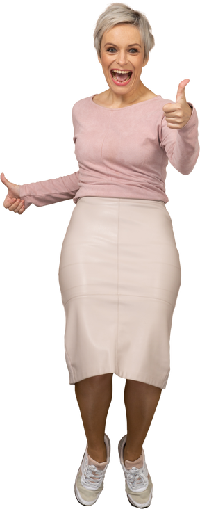 Вид спереди счастливой женщины в повседневной одежде показывает палец вверх