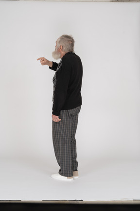 Vista lateral del anciano mostrando el dedo índice