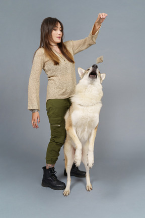 De cuerpo entero de una doctora entrenando a su perro