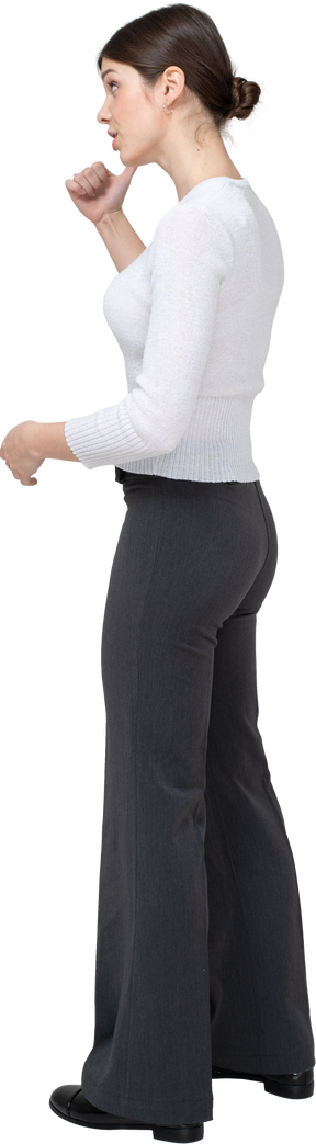 Vista lateral de uma mulher com roupas casuais gesticulando