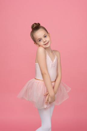 可爱害羞的小女孩，穿着芭蕾舞短裙