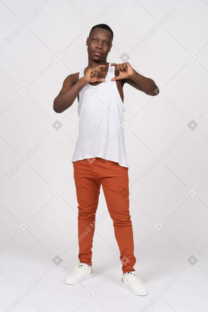 Vue de face d'un jeune homme athlétique montrant une forme rectangulaire avec ses doigts