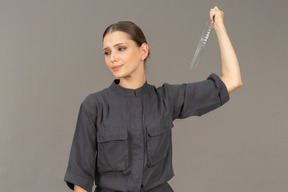 Vue de face d'une jeune femme en combinaison tenant une plaque de verre