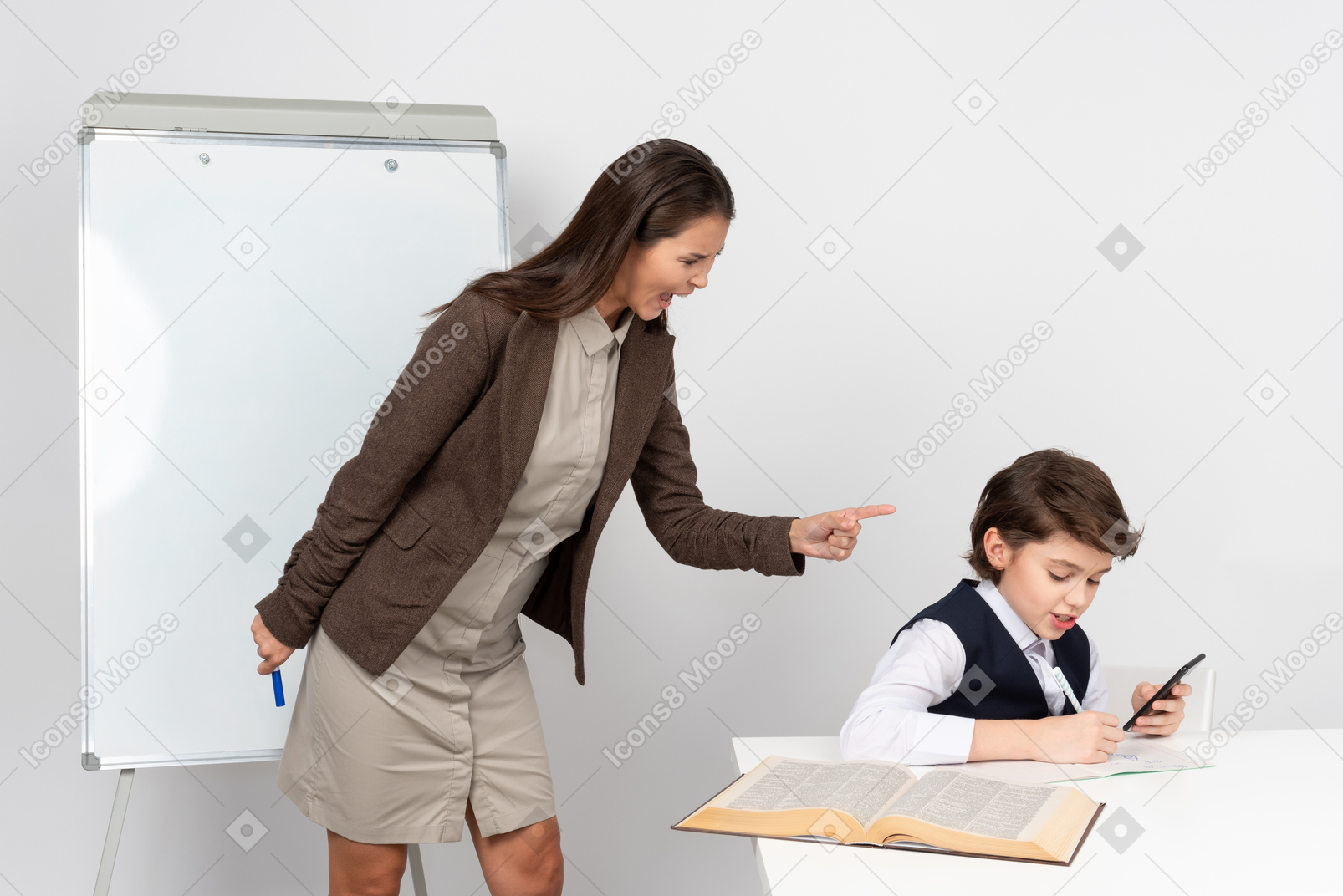 Сердитый молодой учитель и игнорирующий ученик