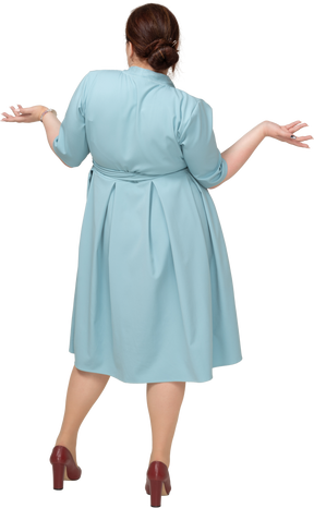 Vista posteriore di una donna in abito blu che gesticola