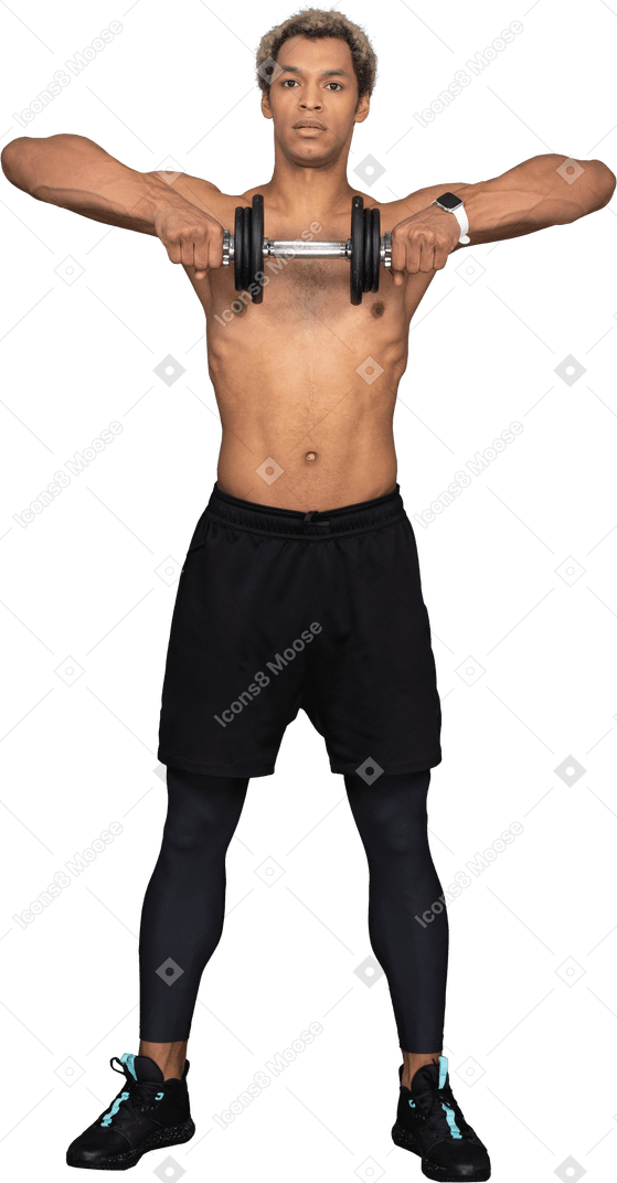 Vista frontal de un hombre afro sin camisa levantando la pesa