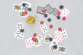 Les jeux de cartes viennent bien avec les boissons alcoolisées