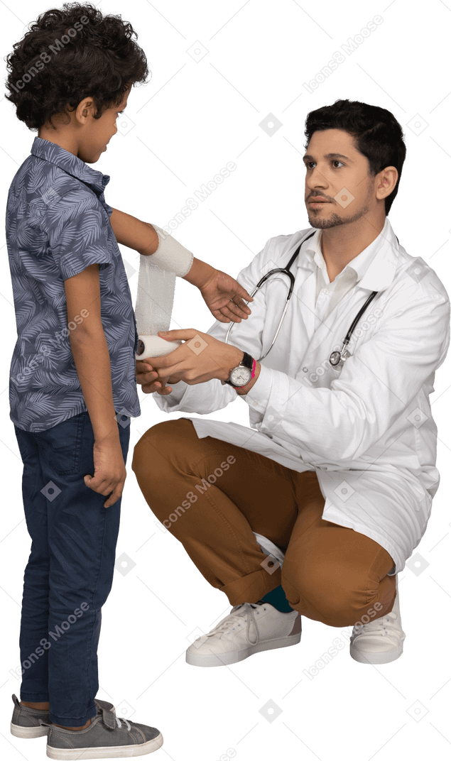 Médico enfaixando a mão de um menino