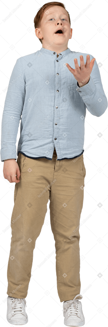 打哈欠的男孩