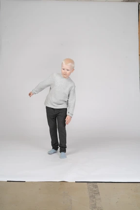 Niño de pie tratando de mantener el equilibrio