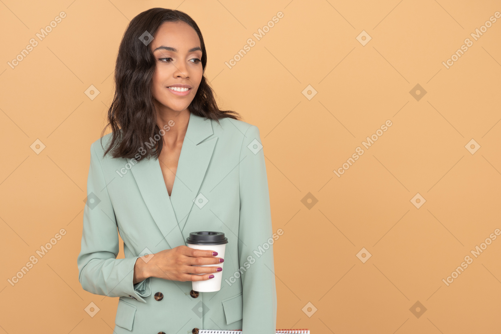 Elegante joven empresaria sosteniendo una taza de café