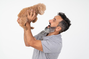 Homme jouant avec un chien