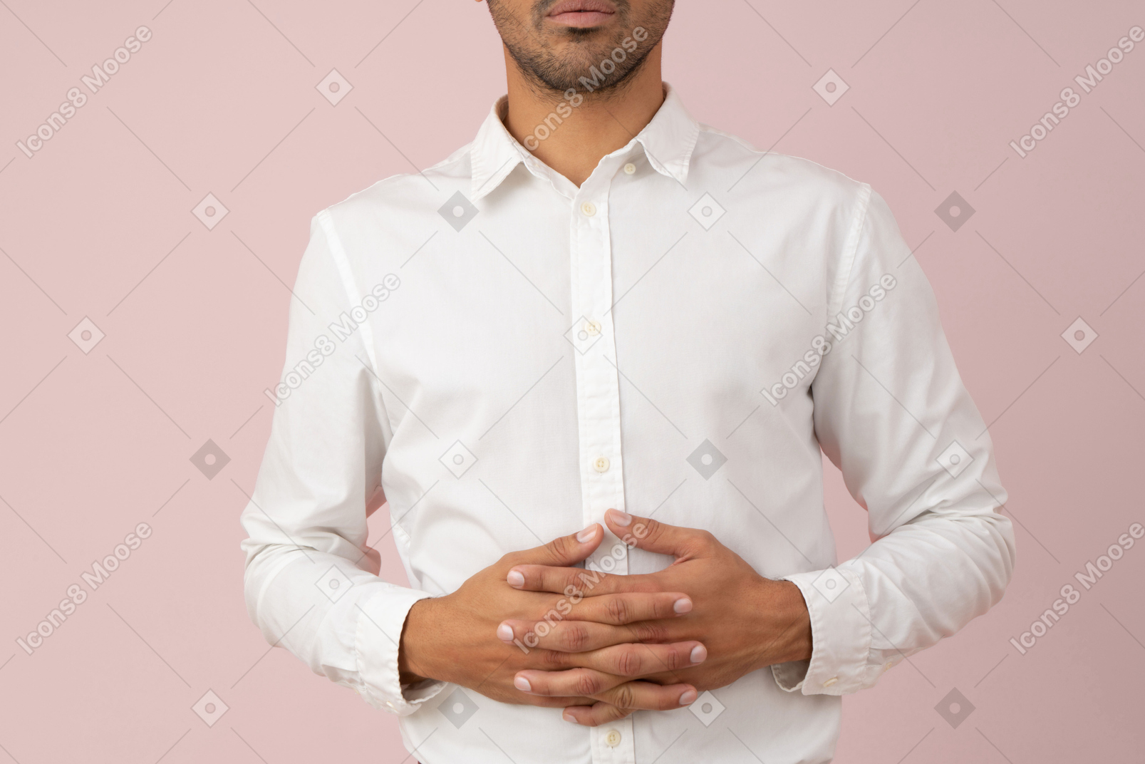 Обрезанное фото молодого человека в белой рубашке
