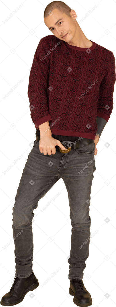 ベルトに触れる赤いプルオーバーの若い男の正面図