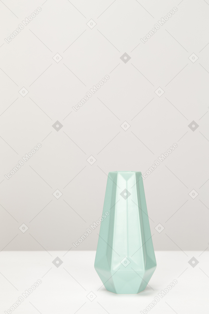 Jarrón gris vacío en mesa blanca