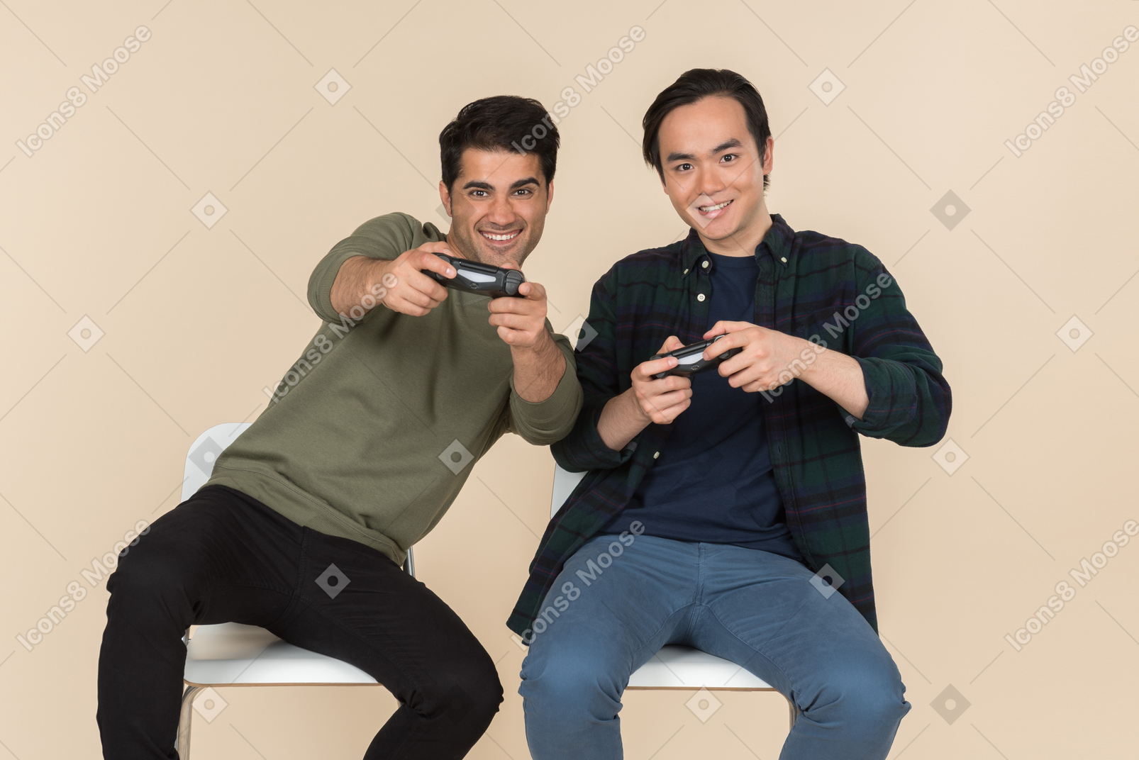 Emocionados amigos interraciales sentados en sillas y jugando videojuegos