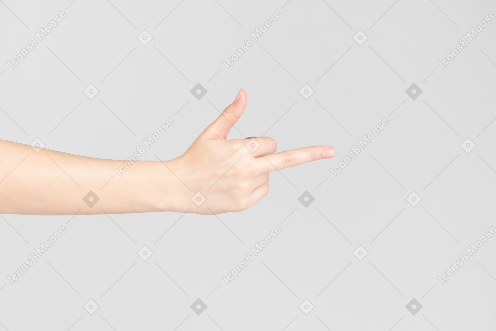 Seitenblick der weiblichen hand mittelfinger zeigend