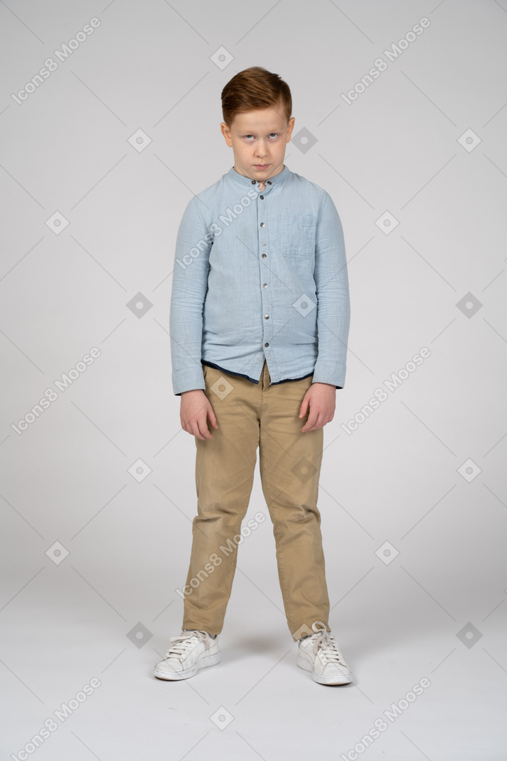 Vista frontal de um menino em roupas casuais, olhando para cima