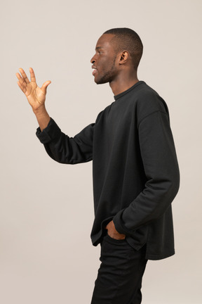 Seitenansicht eines schwarzen mannes, der mit der hand gestikuliert