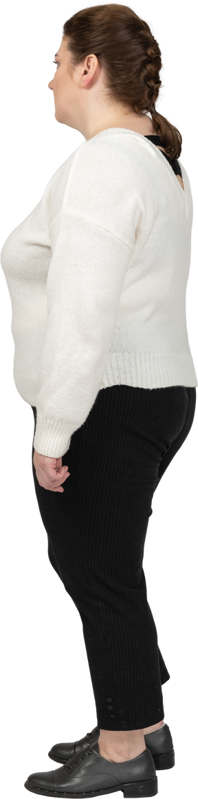 Mujer regordeta en suéter blanco posando