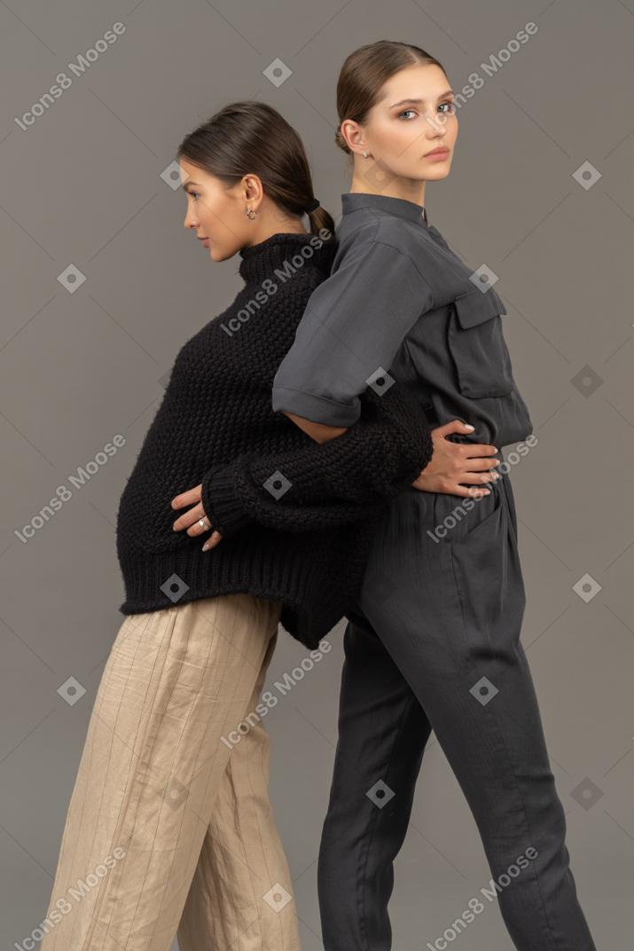 Dos mujeres abrazando