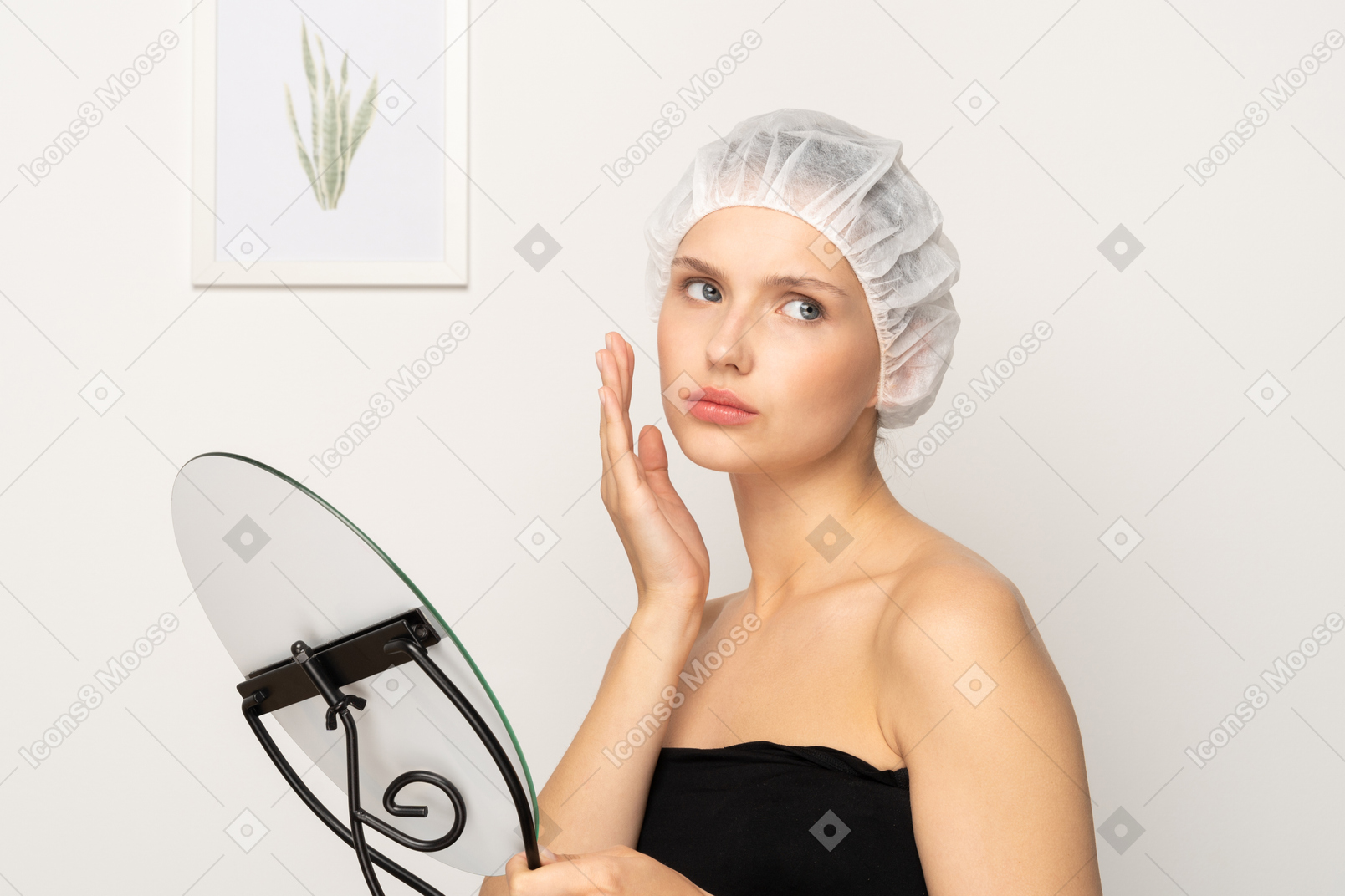 Расстроенная женщина в кепке держит зеркало