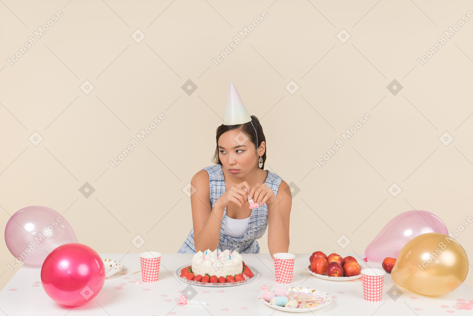 Triste busca joven asiática sentada en la mesa de cumpleaños