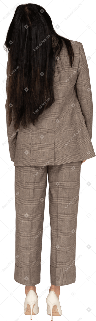 頭を傾ける茶色のビジネススーツの若い女性の背面図