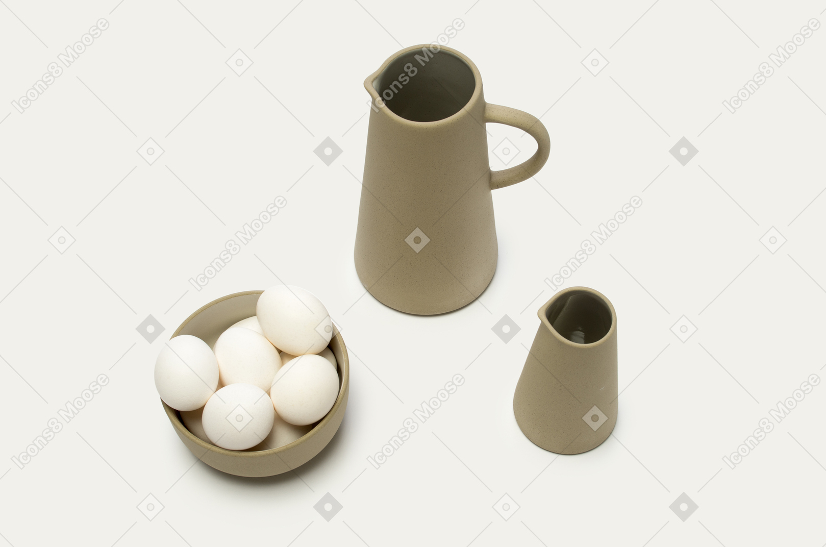 Un tazón de huevos y unos frascos sobre un fondo blanco.