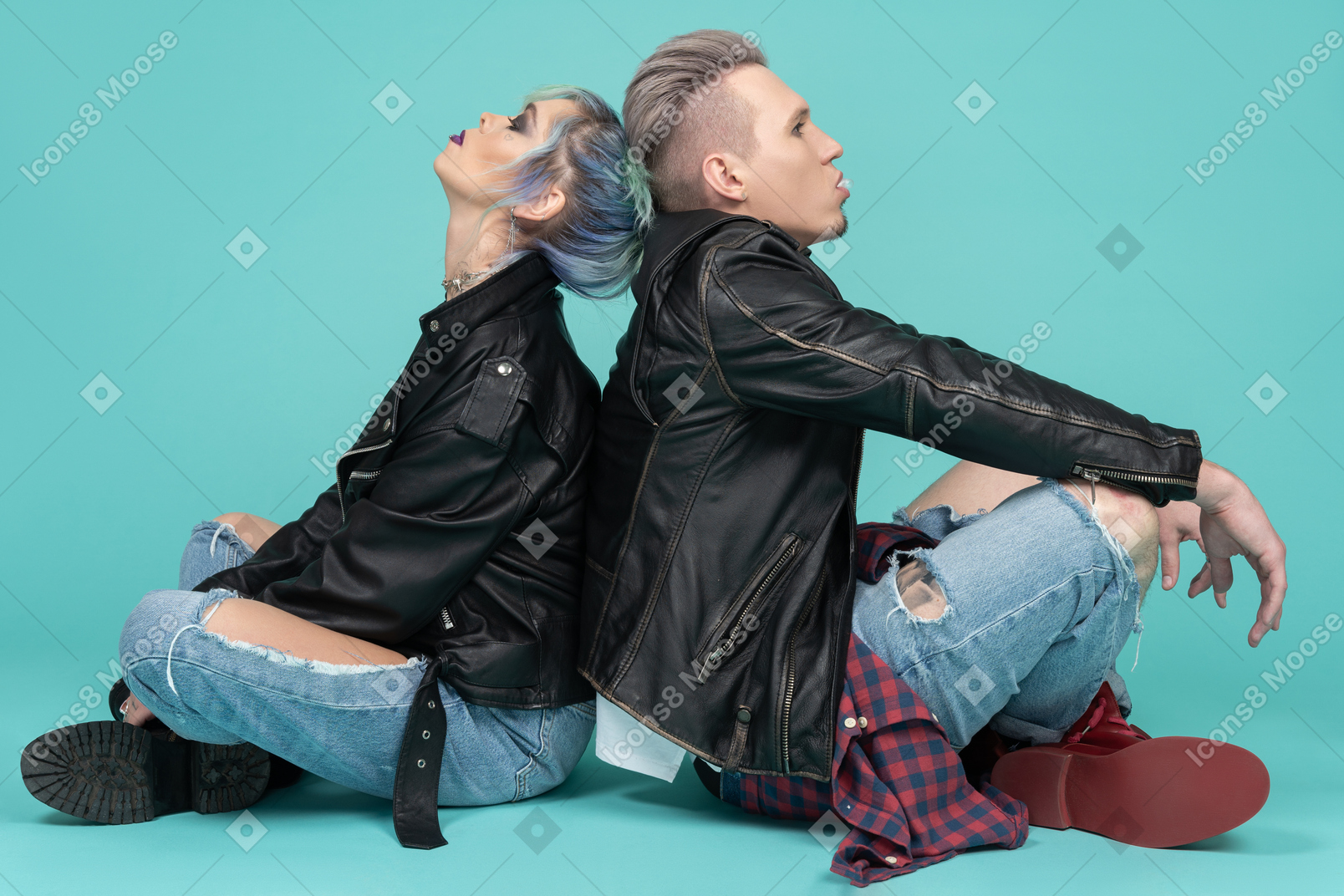 Zwei junge punks sitzen rücken an rücken