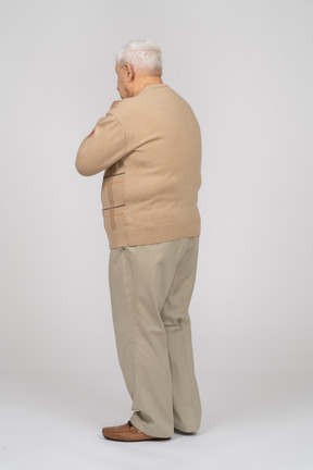 Vista lateral de un anciano pensativo con ropa informal