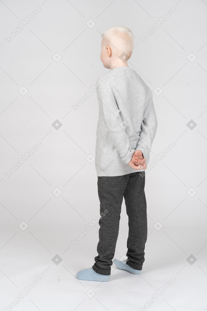 A figura intera di un ragazzino offeso in abiti casual