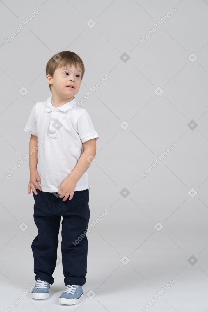 Vista frontal de un niño mirando a la derecha