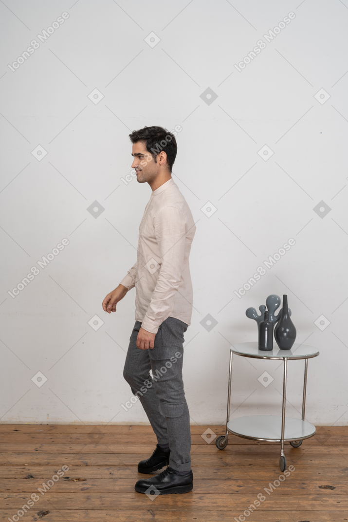 Uomo in abiti casual in piedi di profilo