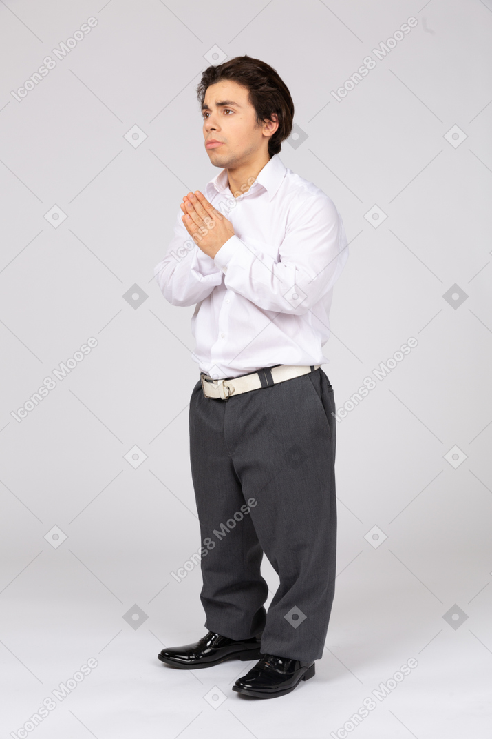 Trabalhador de escritório masculino rezando
