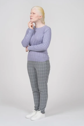 Mujer en ropa casual pensando