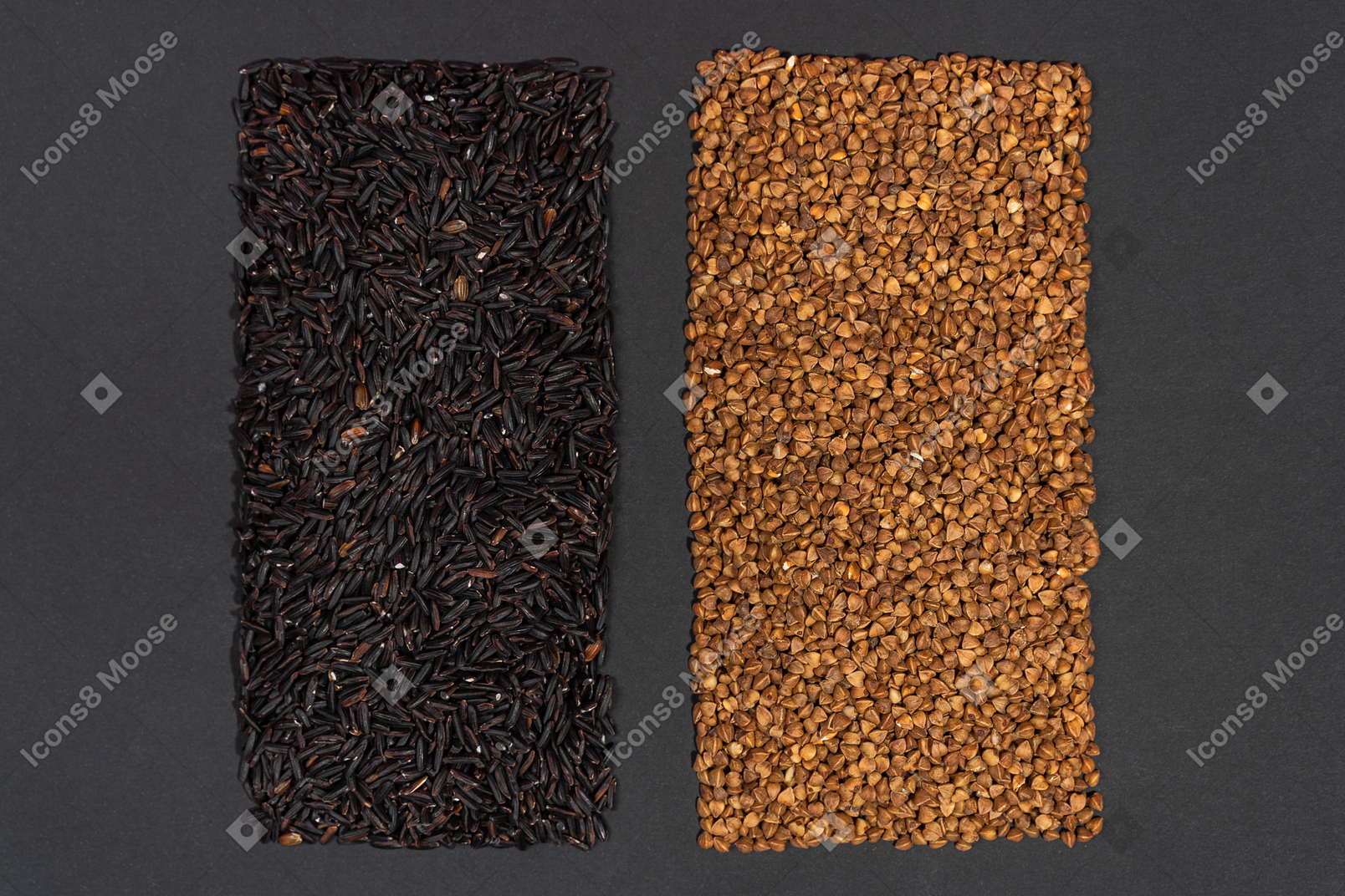Dois retângulos em forma de arroz preto e trigo sarraceno
