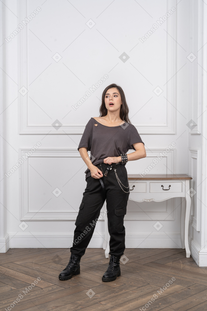 Vue de face d'une femme séduisante à bascule zippant son pantalon