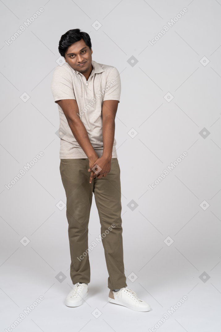 Homme en tenue décontractée debout