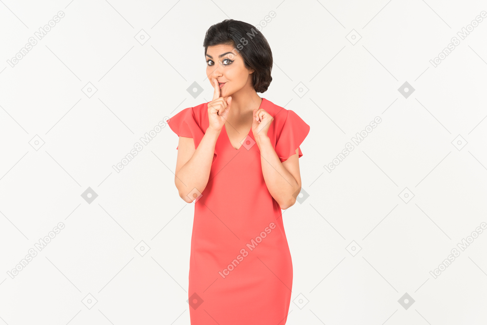 Giovane donna indiana in abito rosso che mostra il segno del silenzio