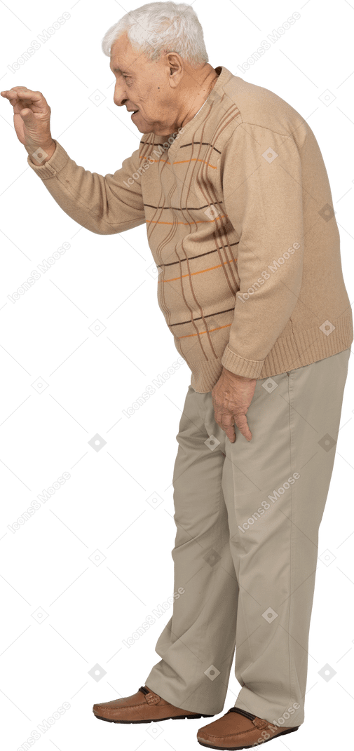 Seitenansicht eines alten mannes in freizeitkleidung winkt